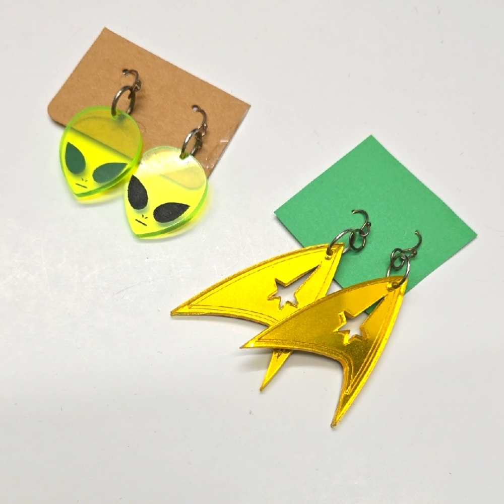 2 Alien Star Trek Dangle Earrings